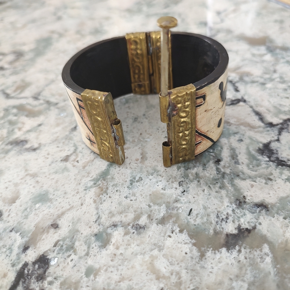 Unique Elephant Design Bracelet - Picture 2 of 3